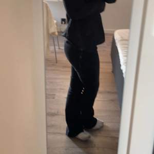 säljer timma svarta bootcut jeans från zara för dom inte kommer till användning längre. 