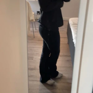 svarta bootcut jeans  - säljer timma svarta bootcut jeans från zara för dom inte kommer till användning längre. 