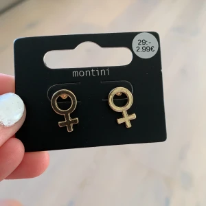 Kvinno symbol örhängen⭐️ - Jätte snygga kvinno symbol örhängen i guld från ur&penn.  Helt oanvända!⭐️