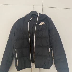 Nike jacka  - Säljer en Nike jacka som jag köpte på Plick. Säljer då jag inte har användning för den. Är i storlek XS men passar ochså S. Jag har inte använt den utan bara testat den en gång. Jag köpte den på Plick för 400 kr och säljer för 350! 