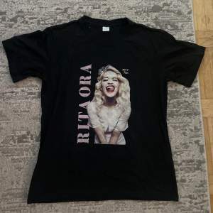 En Rita Ora tröja, aldrig använd förut