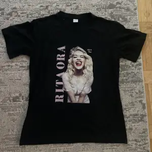En Rita Ora tröja, aldrig använd förut