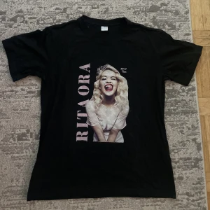 Rita Ora T-Shirt - En Rita Ora tröja, aldrig använd förut