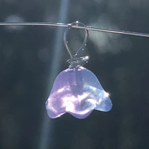 Blommor smyckeset 🌸 - Blommigt smyckeset med ett par örhängen och ett halsbandshänge. Gjort av vackra glasblommor🌷och äkta silverkrokar. Nytt oanvänt och handgjort. Kontakta gärna vid frågor☺️🌺 finns fler smycken på min profil💍