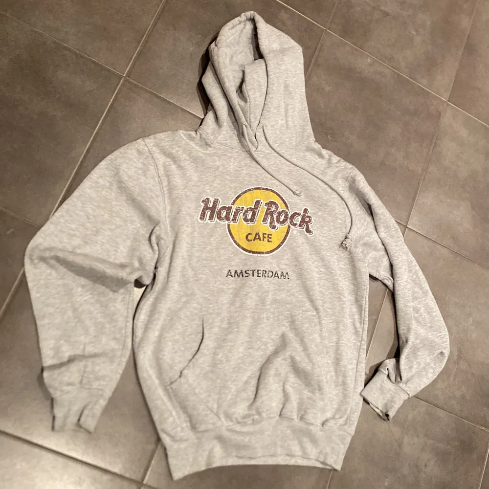 Hard Rock Café-Amsterdam gråmelerad hoodie, med tryck fram, fint skick, stl: M. Hoodies.