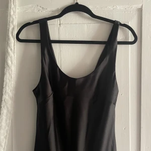 Långklänning i satin  - Svart satin klänning från ASOS som använts en gång (nyår😍). JÄTTE fin men inte hittat något mer tillfälle att använda den, så säljer gärna vidare den