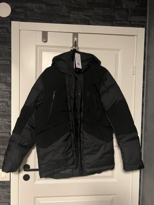 Nike dun vinterjacka  - Nike dun vinterjacka helt oanvänd, loose fit, storlek Small men ganska stor i storleken så är som en Medium.  Ordinarie pris 3149kr  