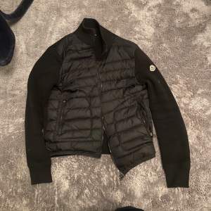 Hej säljer nu min Moncler cardigan i storlek S använd en del men bra skick 