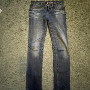 Lågmidjade jeans - Lågmidjade jeans med raka långa ben i gott skicka. Snygga fickor!