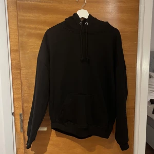 Svart hoodie  - Aldrig använd, rätt stor i stolen, jätte skönt material