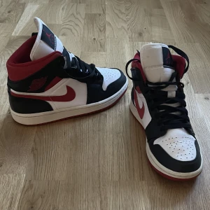 Jordan 1 mid  - Jordan 1 mid( gym red) i storlek 41. Skorna är i ganska bra skick 7/10. Priset går att diskuteras vid snabb affär. 