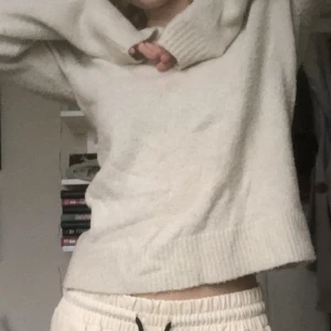 Stickad tröja HM - Supermjuk stickad tröja som håller en varm o go’ särskilt nu under hösten som komma skall. Den är lite offshoulder om man önskar det. Det är bara att höra av sig om det finns nån fundering så återkommer jag snarast, puss 🫶😋