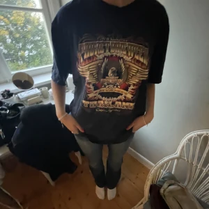 Vintage T-shirt med tryck  - Vintage T-shirt med tryck i gott skick⭐️