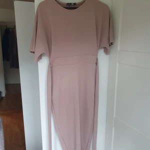 Klänning - Väldigt fin lång tajt långklänning, använd få gånger. Med öppning nertill & band som man kan knyta