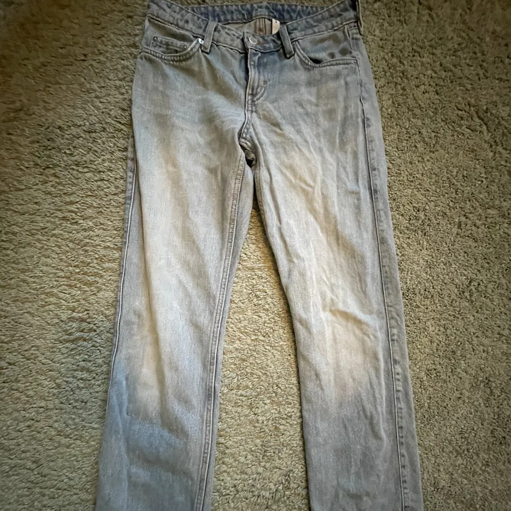 Low waisted jeans från weekday. Använda fast i gott skick (har ett litet hål vid ankeln) ⭐️⭐️. Jeans & Byxor.