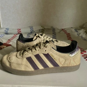 Adidas Samba - Jag har ingen användning av dom så nu säljer jag dom här. Adidas x Star Wars Collab från förra året.  Viktigt att veta: Orginal skolåda finns ej kvar Plastdubben på ena skosnöret har ramlat men det är både billigt och lätt att fixa.