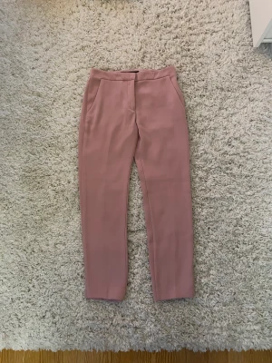 Kostymbyxor - Säljer dessa rosa kostymbyxor från zara då dom inte har kommit till användning🩷 dom var uppsydda förut men jag sprättade bort stygnen så dom ör normallångt igen🩷