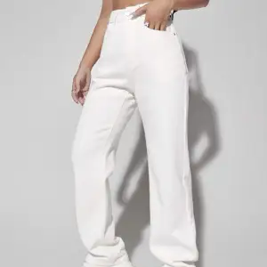 Fina basic vita jeans! Straight/Baggy fit så lite större i storleken men fortfarande strl M.    Bilder lånade. Lite slitage längst ner på byxorna men inget märkbart.  Originalpris: 260kr