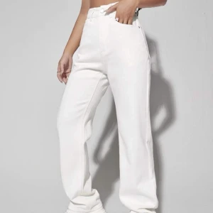 Vita jeans - Fina basic vita jeans! Straight/Baggy fit så lite större i storleken men fortfarande strl M.    Bilder lånade. Lite slitage längst ner på byxorna men inget märkbart.  Originalpris: 260kr