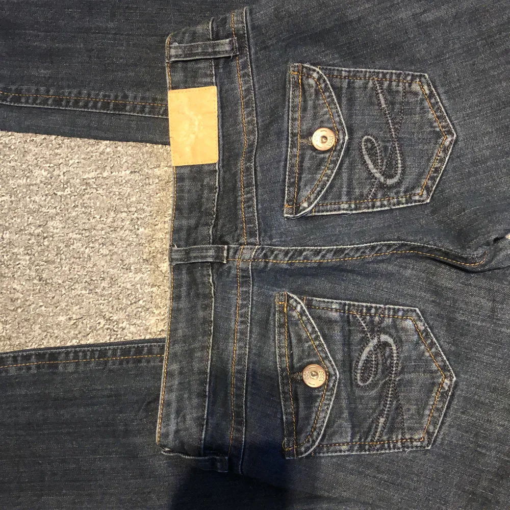 Storlkek denim 27/32 ett par mörkblåa lågmidjade Esprit jeans som är supersnygga. Och med stängbara bakfickor. Dom är i bra skicka och nästan alldrig använda.. Jeans & Byxor.