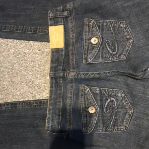Storlkek denim 27/32 ett par mörkblåa lågmidjade Esprit jeans som är supersnygga. Och med stängbara bakfickor. Dom är i bra skicka och nästan alldrig använda.