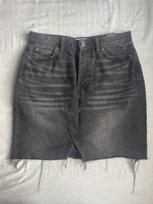 svart jeanskjol H&M - svart minikjol från H&M. köpt för några år sedan, använd men i bra skick.