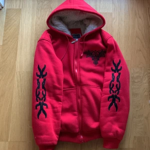 Röd jacka  - Jackan är lurvig inuti. Jackan har inga defekter, den är något nopprig men det är det. Storleken är S/M.  Från axeln till ärmens slut: 64 cm. Längd: 60 cm.  Fråga gärna om fler bilder eller mått om ni undrar 🫶♥️
