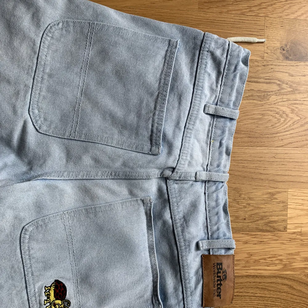 Feta blekta baggy jeans från Buttergoods men snörning på insidan. Condition 9/10. Jeans & Byxor.