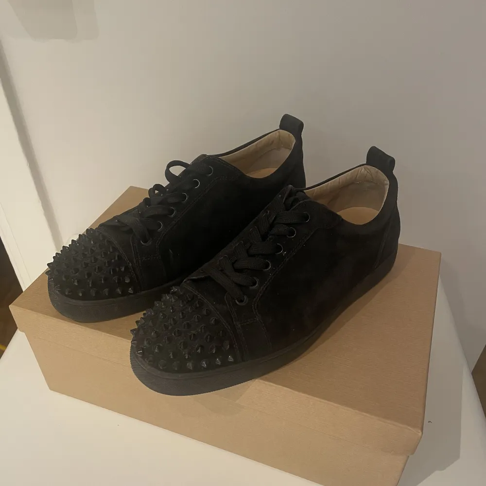 Svarta Christian Louboutin skor i helmocka med nitar. Storlek 42. Köpta på Matchesfashion, orginalkvitto finns. Bra skick, ej använda mycket.. Skor.