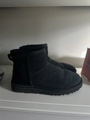 Uggs  - Säljer svarta uggs som använts under förra vintern. Bra skick 