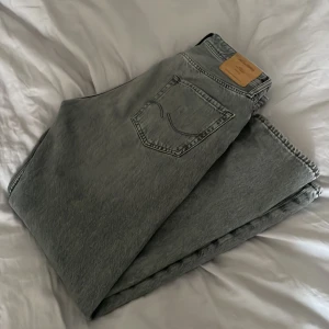 Jack and Jones jeans  - Ett par riktigt fina Jack and Jones loose chris, bra skick 8/10  Storlek 31,32. Säljer pågrund av att de inte passar på mig. Bara att skriva om ni undrar nått 