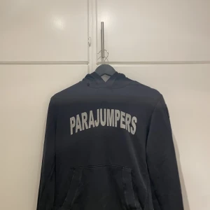 Parajumper hoddie  - Parajumper hoddie i fint skick använd fåtal gånger inga märken eller skador,  Nypris:2500kr   Använd få gånger inga märken på eller skador  Hör av dig vid intresse  Betalning görs via Swish  Skickas med spårbart paket via Postnord 