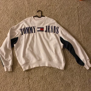Tommy Jeans, Archive Boxy Fit - Endast använd ett par gånger då den är lite för liten.. Riktigt snygg tröja som jag absolut hade haft kvar annars!