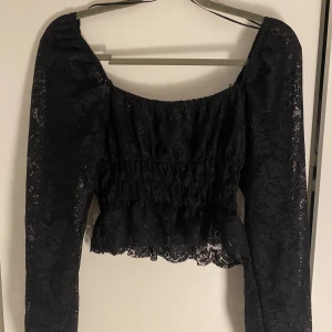 Spets topp  - Skit snygg spets topp som jag använt ca 3 gånger. Skriv för fler bilder eller frågor💕