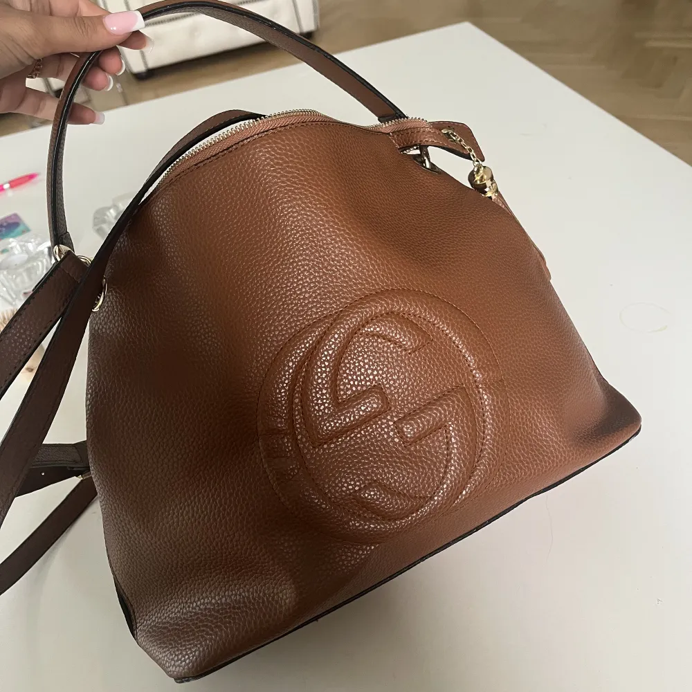 Säljer en jättefin brun lite större Gucci väska, fint skick då dns knappt är använd . Accessoarer.