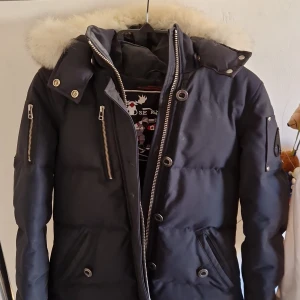 ORIGINAL MOOSE KNUCKLES JACKA - Marin blå moose knuckles jacka med storlek s/m. Oskadad päls på luvan, inga hål i fickorna, använd under bara en vinter så kvaliteten på jackan har inte försämrats på ett märkvärdig sätt. Öppen för offer, inte fast pris. 