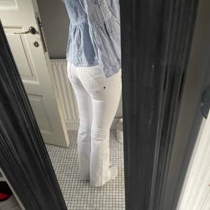 Säljer mina supersnygg vita lågmidjade jeans i storlek 34. De är lite tighta på mig som har 36 därför säljer jag dom. Jag är 166cm lång. Skriv för frågor eller fler bilder.💕 Mått Midja: 33cm Innerbenslängd: 76cm