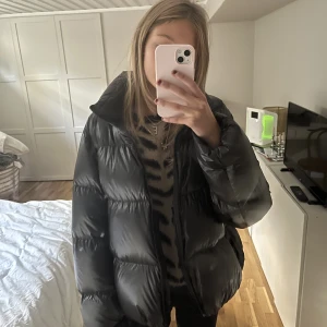 Vinter jacka  - Skit snygg vinterjacka från uniqlo i storlek M men passar lika bra på mig som brukar ha s i jättebra skick 