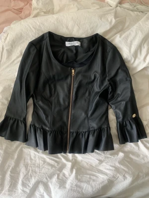 Läderjacka - Så fin läderjacka med volanger men som tyvärr inte kommer till användning! Priset är diskuterbart och det är bara att skriva privat för bilder med den på❣️