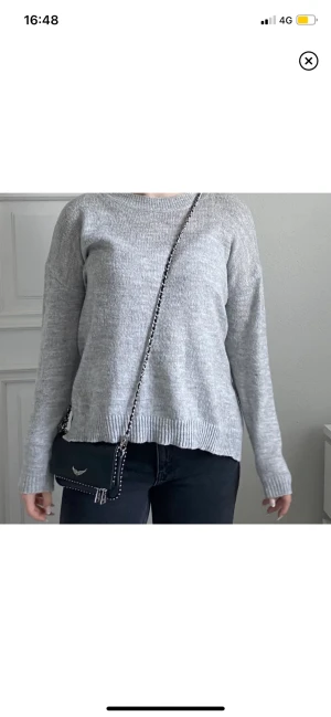 Stickad tröja Vero Moda  - Grå stickad tröja från vero Moda i strl xs, bra skick. Använd gärna ”köp nu” och allt på min sida är 3 för 2😊💕