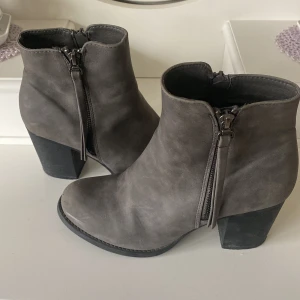 Moccaklackar - Klickar i mockaliknande tyg. Använda en del och har små tecken på det. Superskönt och bra att gå i. Brun, gråa skor i Storlek 38. Pris går att diskutera. Köpt på en riktig skobutik. Kan skickas omgående