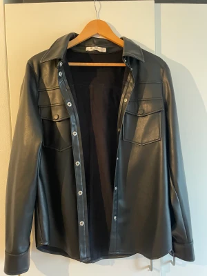 Pu skjorta  - En PU skjorta som är lätt fodrad.