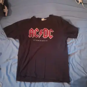 Denna AC/DC T-shirten är väl använd och kan finnas lite slitage med det men annars är den i gott skick. Kan finnas spår av hundhår då jag har hund. 