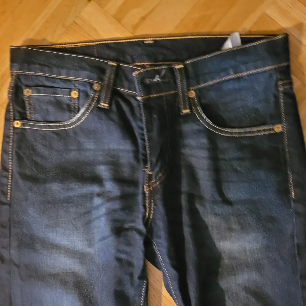 Levus jeans 519 Herrmodell stl 28/32 mörk blå. Begagnade, varsamt använda, snygga!. Jeans & Byxor.