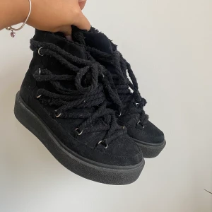 Skor från Nelly  - Från Nelly, använda men inte trasiga, kan skicka fler bilder 🖤