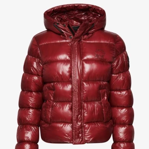 Superdry Vinterjacka - Superfin vinröd ”dark berry” vinterjacka! Varmaste jackan jag ägt. Använd bara en vinter så i jätte bra skick!! Säljer då jag vill köpa en ny. (Köptes för 1499, och finns inte att köpas längre) Kontanta mig för bilder/funderingar. Köp direkt för 1499kr. 