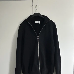 Full zip  - Säljer en full zip tröja från WEEKDAY, skicket är 9/10 och priset kan såklart diskuteras. 