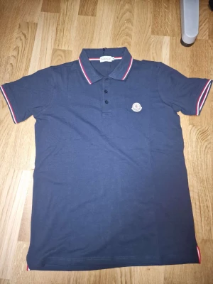 Moncler T shirt - Jättefin moncler t shirt i jätte ny skick.