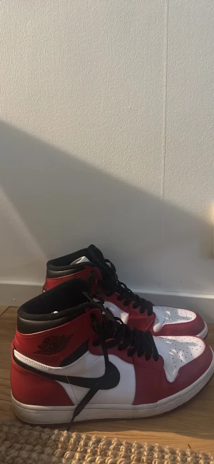 Air Jordan 1 Chicago Red - Använd några gånger, mycket bra skick. De säljs i butik/sneakeraffärer för 4-6k, mitt pris är 2500 kr. Herr skor storlek 44,5. Pris kan diskuteras vid snabb affär Observera att de säljs utan låda tyvärr då vi inte har kvar den 