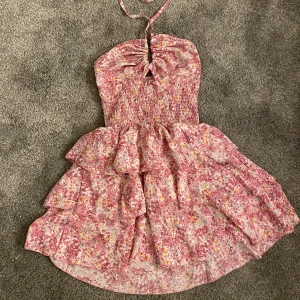 Volang klänning - Jättefina och populära rosa volang klänning från shein, köpt i somras men aldrig använd då färgen inte passade mig. Köpt för 199kr💕